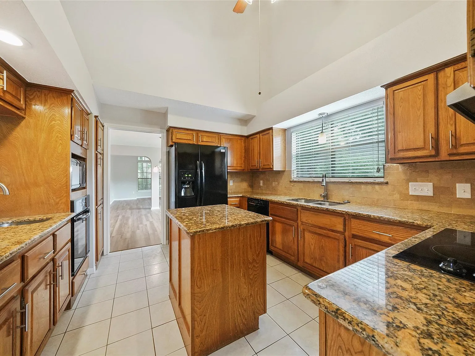 4 bed, 2.5 bath, 2398 sqft, $2,150 — Photo 4
