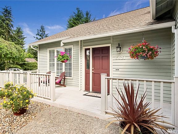 Very inviting front porch