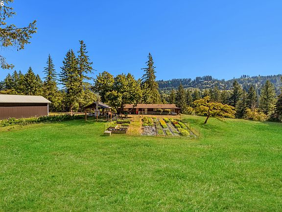 4th image of 704 NE Hughes Rd