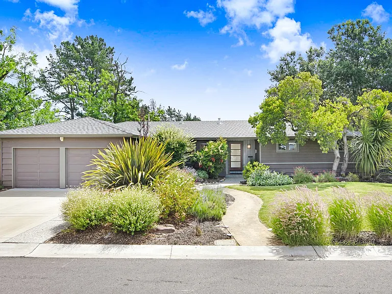 Rowena Ln — Photo 13