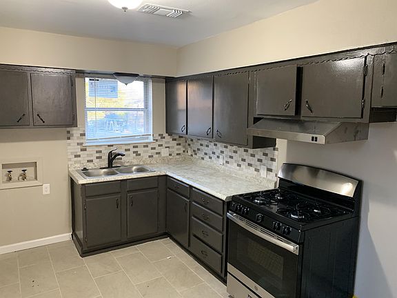 4th image of 718 Royal Crest Dr