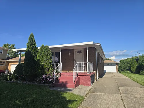 77 Marion Rd Photo 1