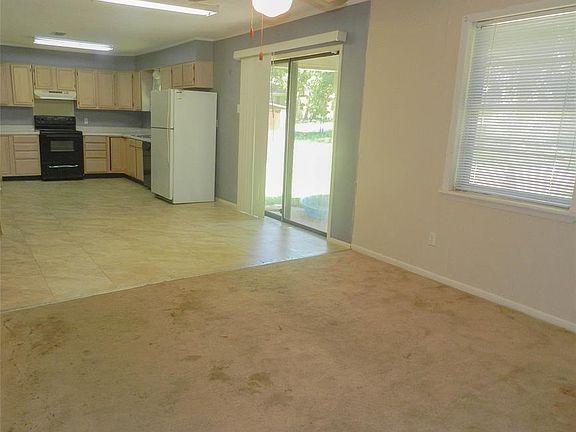 3rd image of 802 Cottonwood St