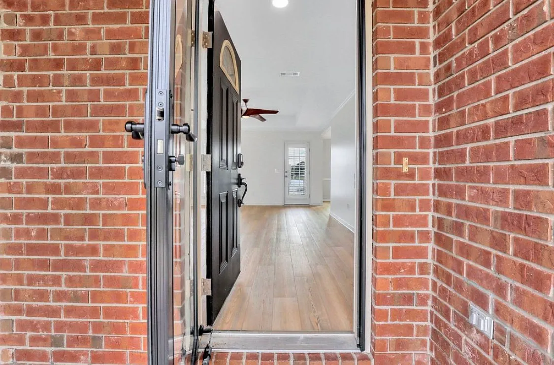 138 Wayfair Ln — Photo 2
