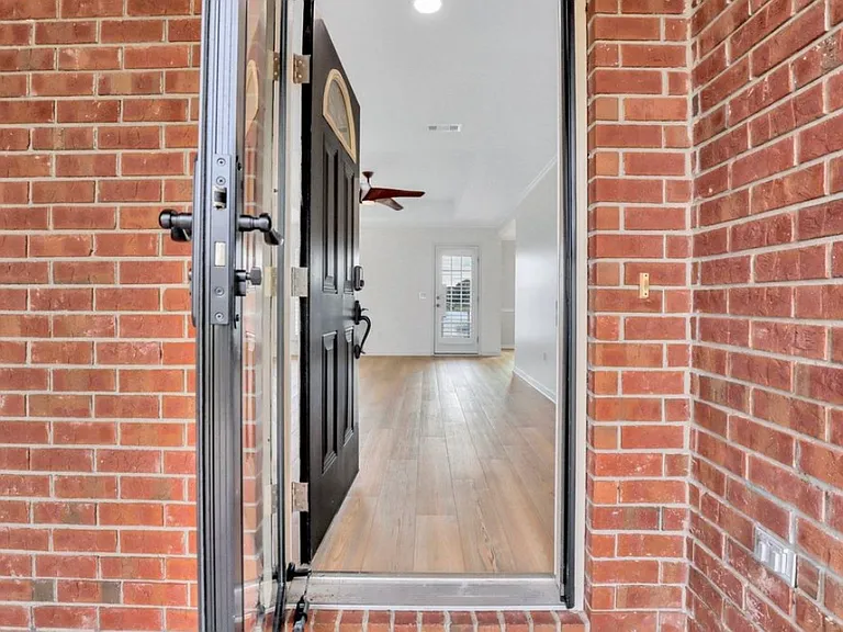 138 Wayfair Ln — Photo 2
