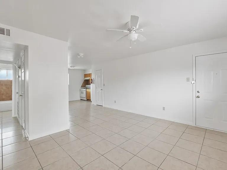La Paloma Village Apartments — Photo 13