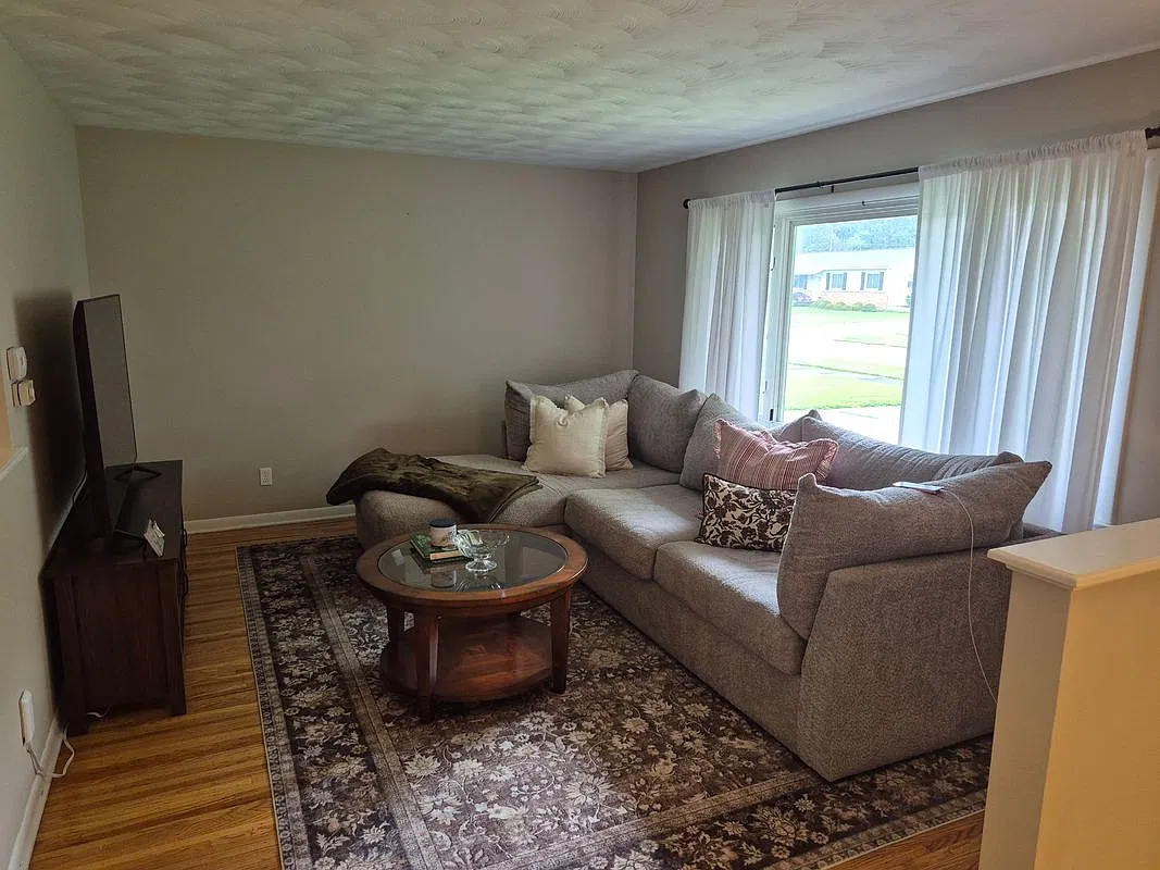 3 bed, 1.0 bath, 1163 sqft, $2,000 — Photo 3