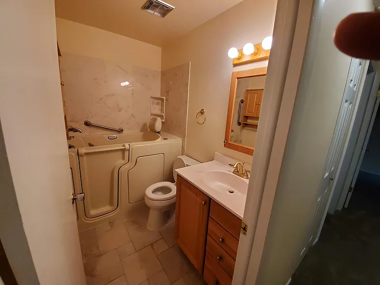Bathroom 1 with jet tub