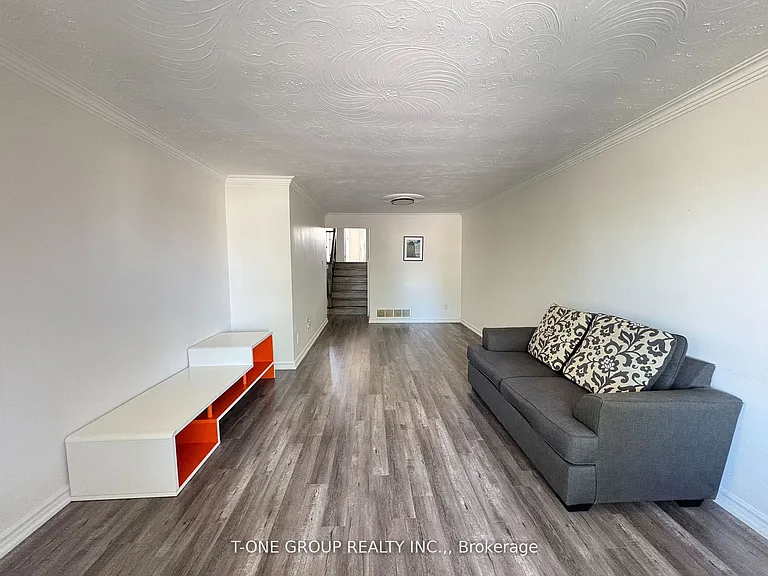 34 Navaho Dr #UPPER FL — Photo 1