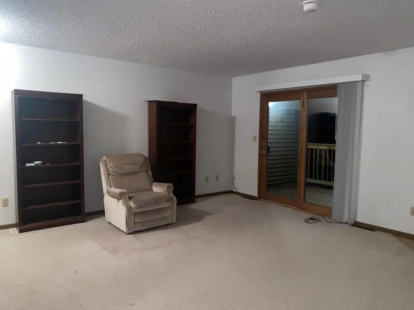 613 Westwinds Dr, Iowa City, IA 52246