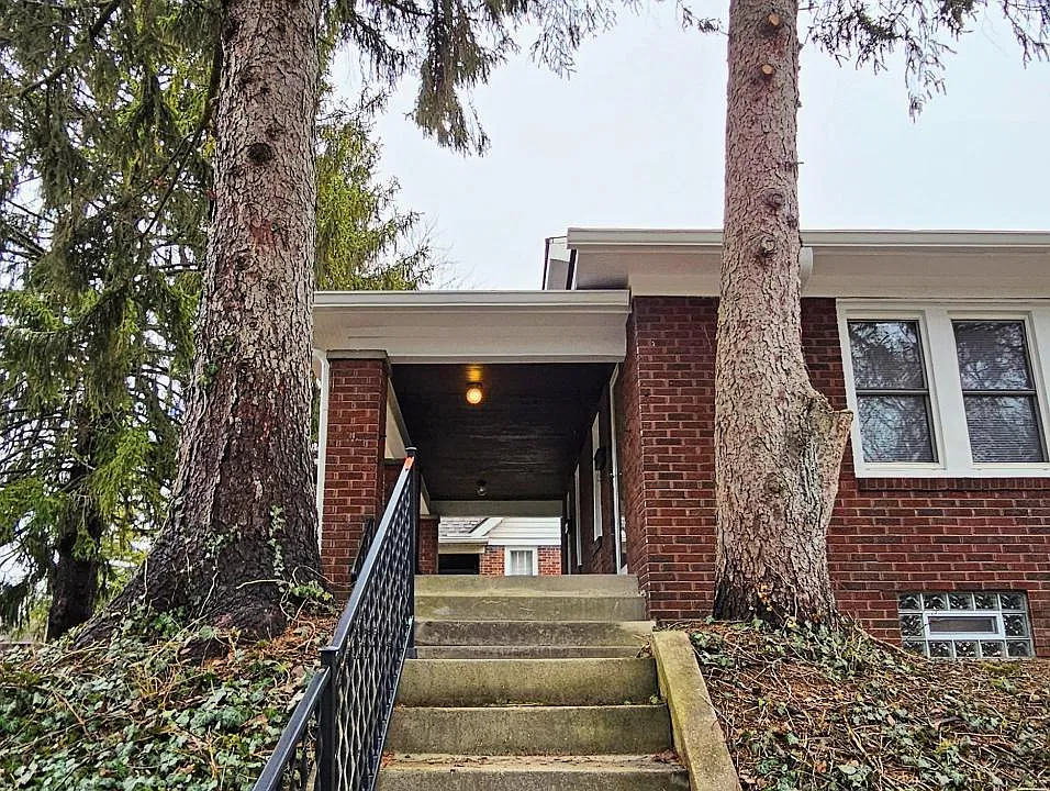 Butler Side Entry to 5229 E Market