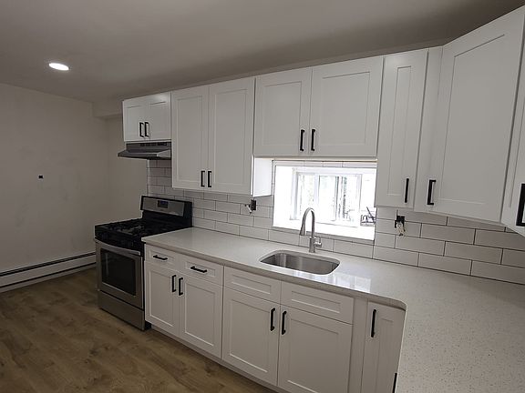 3rd image of 575 Van Duzer St Floor 2