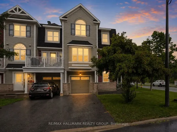 588 Foxlight Cir, Ottawa, ON K2M 0L9