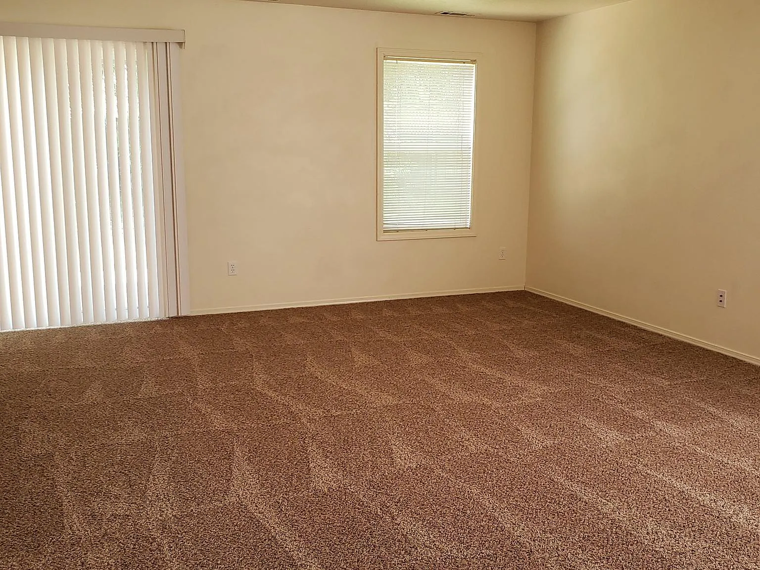 4 bed, 2.5 bath, 2535 sqft, $2,395 — Photo 3