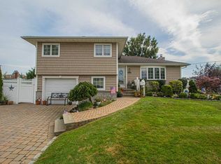 266 Illinois Ave, Massapequa Park, NY 11762