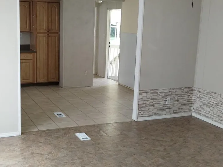 143 SE Laurence Ct — Photo 7