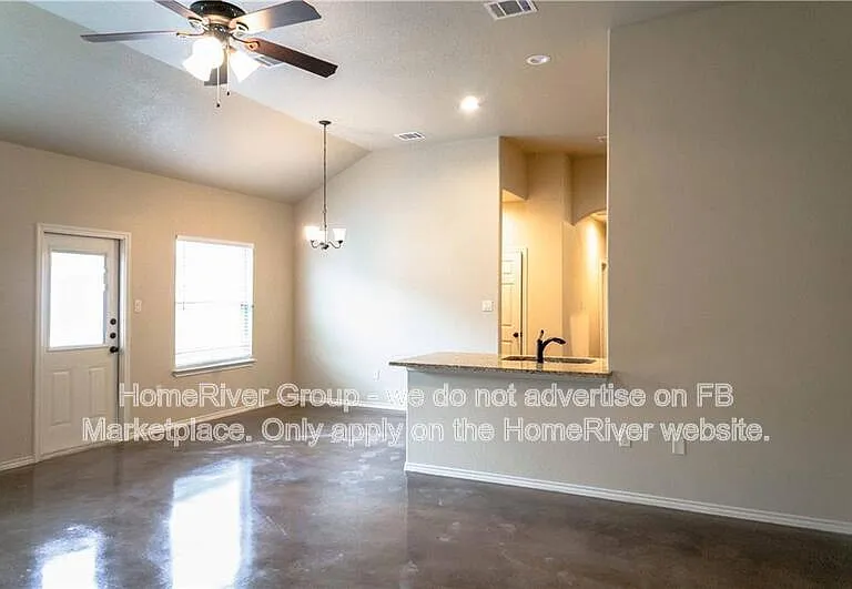 390 Joanne Loop #A — Photo 3