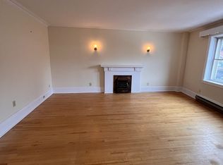 147 5th Ave #2, Ottawa, ON K1S 2M8