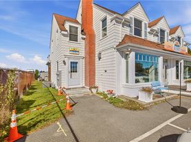 706 Park Ave, Portsmouth, RI