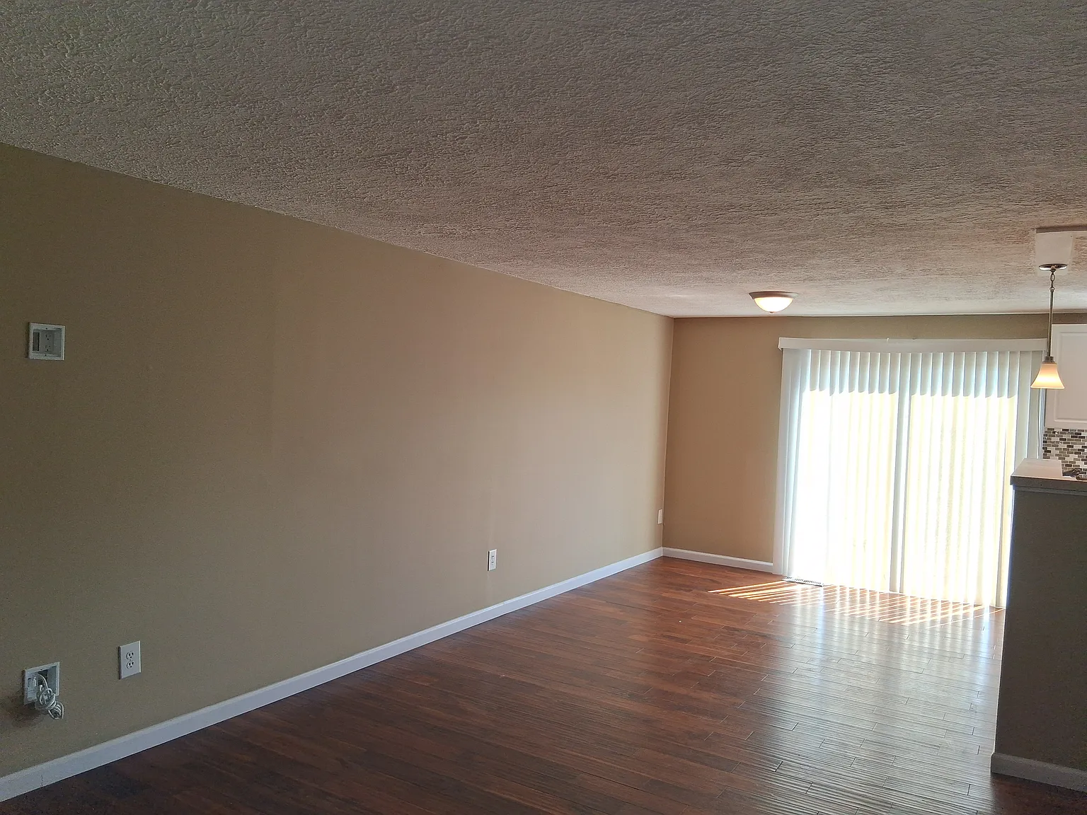 3 bed, 2.5 bath, 2214 sqft, $2,300 — Photo 3
