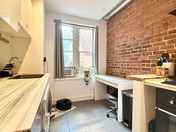 2nd image of 5 Braemore Rd APT 17