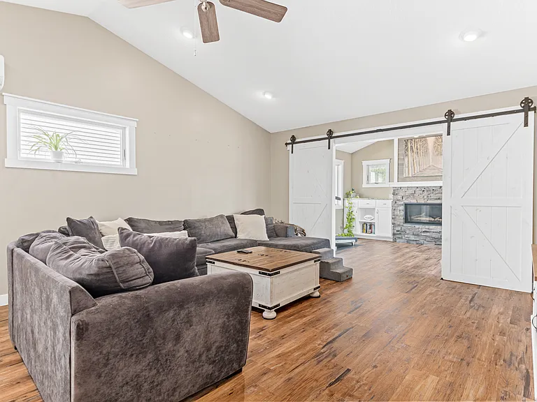 898 Brentwood Cir — Photo 11