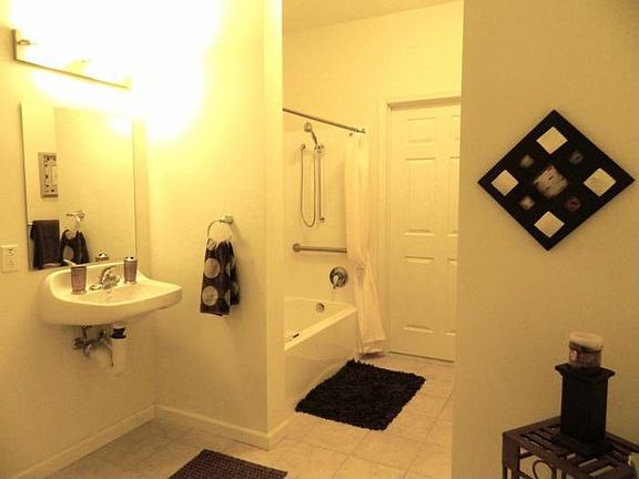 Huge Bathroom (ADA)