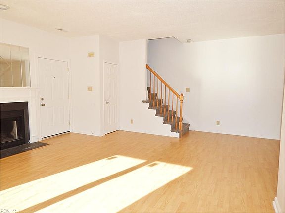 4th image of 203 Quarter Trl APT D
