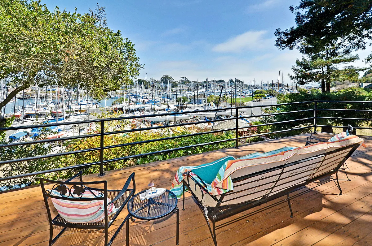 Wrap around harborview deck - 242 4th Ave