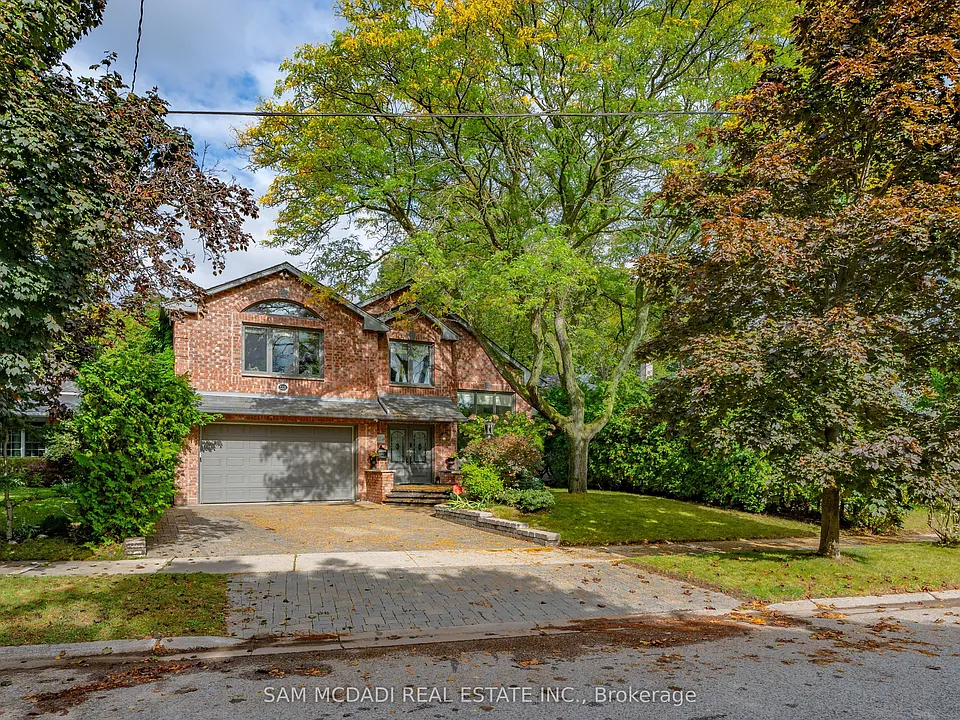 2221 Greenhurst Ave