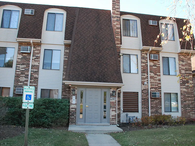 249 W Court Of Shorewood #2B — Photo 1