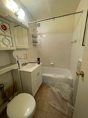 Rented by NYC LUXURY APT RENTALS CO LLC | media 10