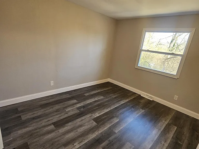 10200 Green Valley Dr — Photo 8