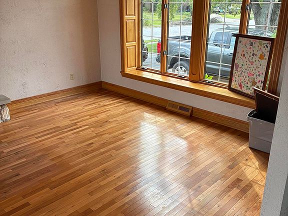 4th image of 2885 Vivian St