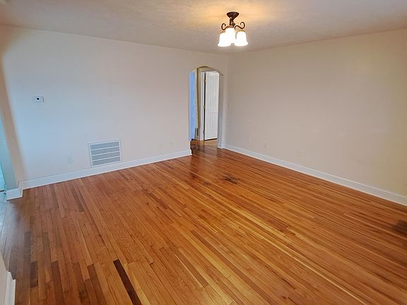 4th image of 517 Washington St