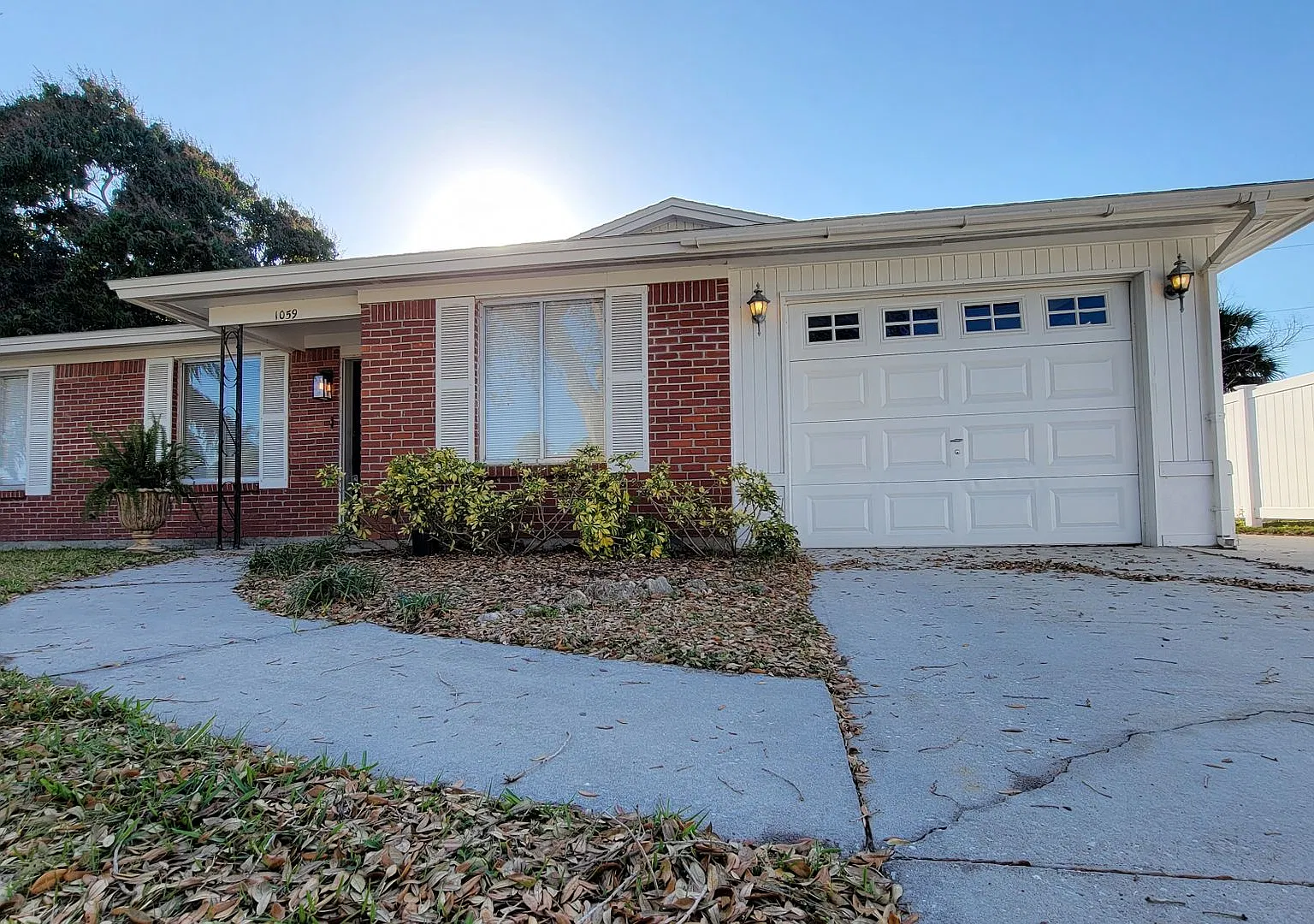 Spacious 4BR Home with Garage Available in Venice NOW! — Photo 1