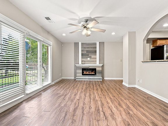 4th image of 1100 N Farnsworth Ave APT 2F