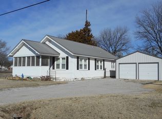 140 E Chrysler Ave, Blackwell, OK 74631