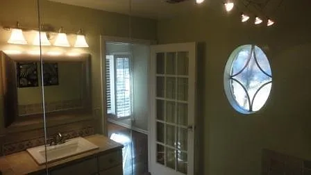 Master bath w/ decorative window