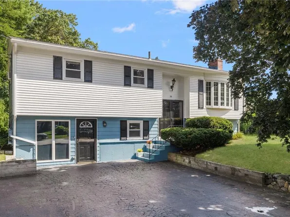 30 Birchwood Ln, West Warwick, RI 02893