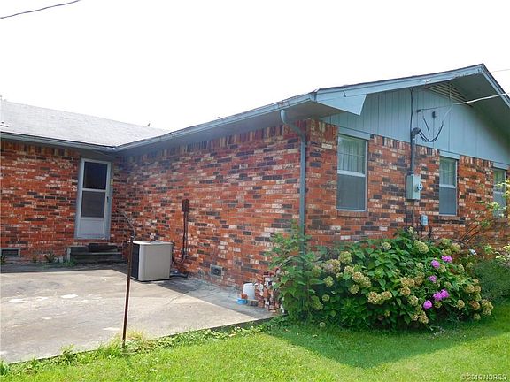 3rd image of 1023 E Seminole Ave