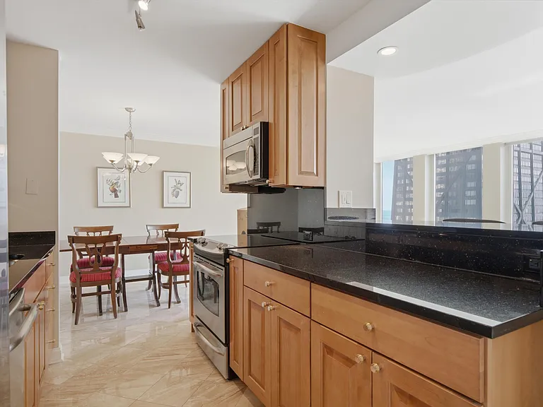 111 E Chestnut St #42F — Photo 7