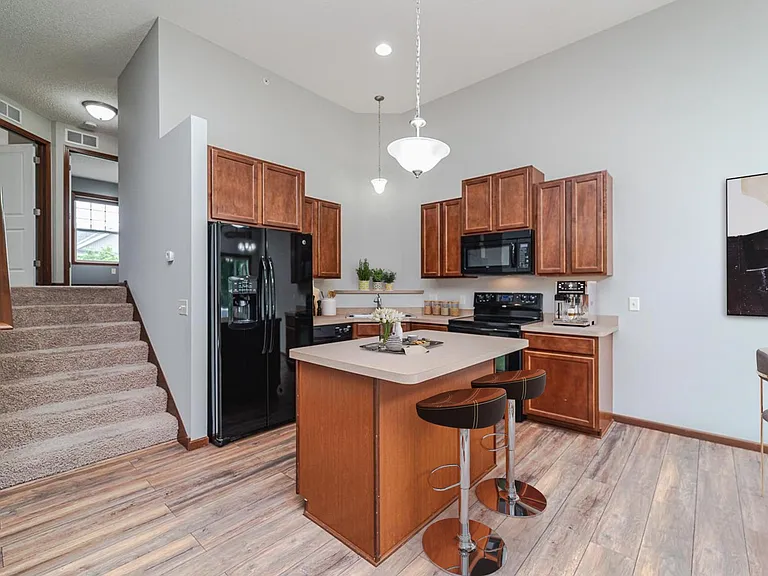 15216 Maryland Ave S — Photo 3