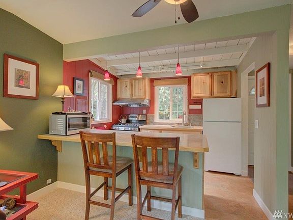 New kitchen with convenient eating bar. 