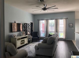 121 Hackamore Ln, Victoria, TX 77904