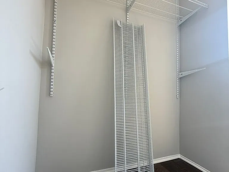556 W 37th St — Photo 12