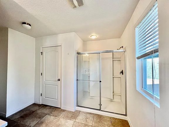 5th image of 16519 Broadford Ln