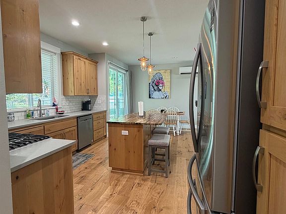 3rd image of 340 Janice Ct