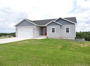 2395 Red Oak Rd, Decorah, IA 52101