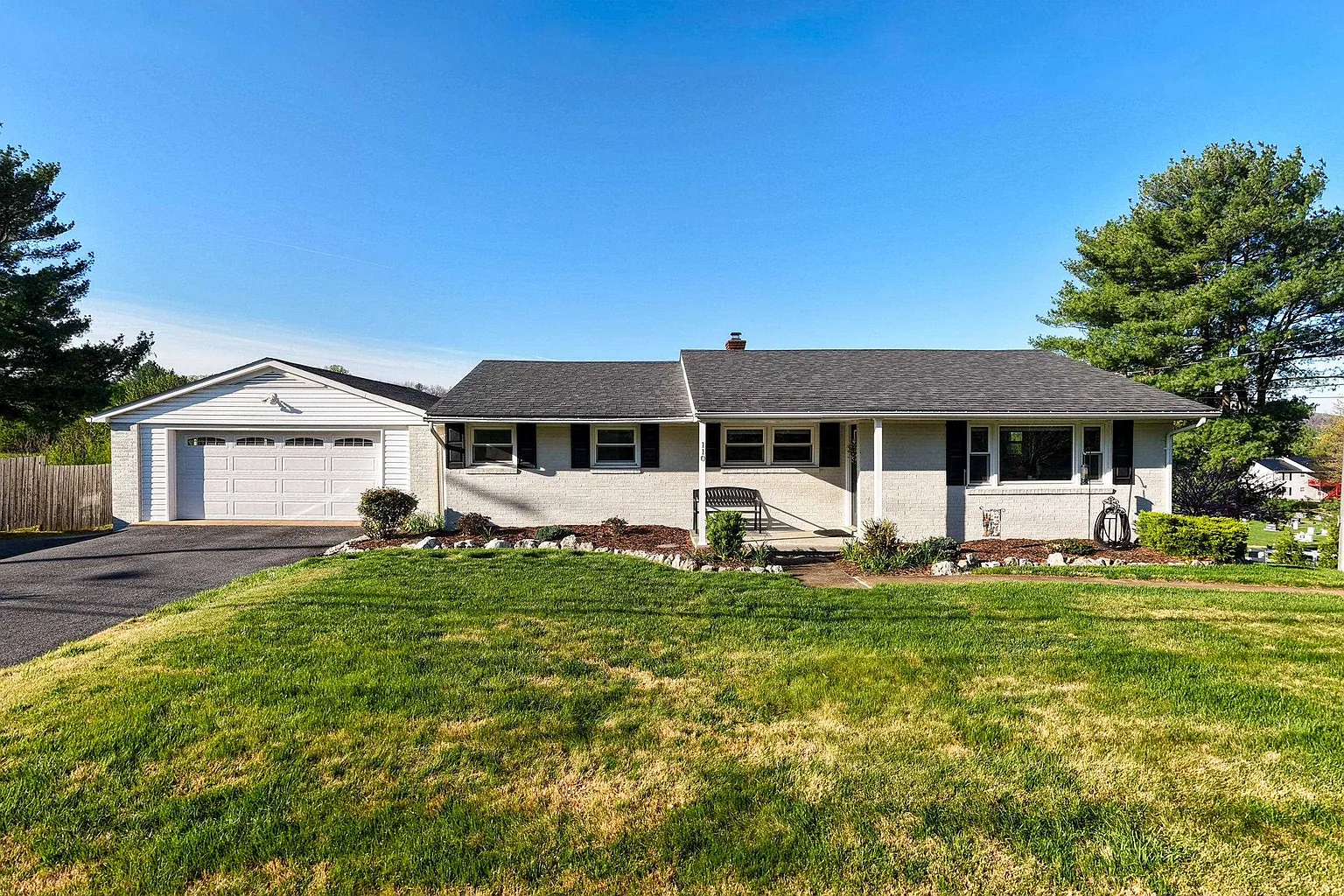 110 Oakwood Dr photo 1